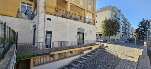 Putignano 2000 Locale Angolare Ideale Per Ufficio, Ottimo Stato.